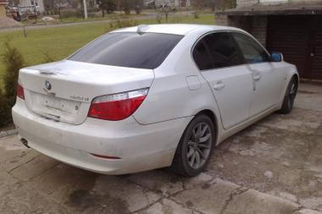 Neveronyse rasti du Vokietijoje vogti apynauji BMW 5