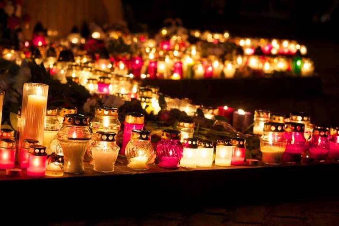 Vilnius gedi su visa Lenkija - ambasados prieigas šildo žvakės