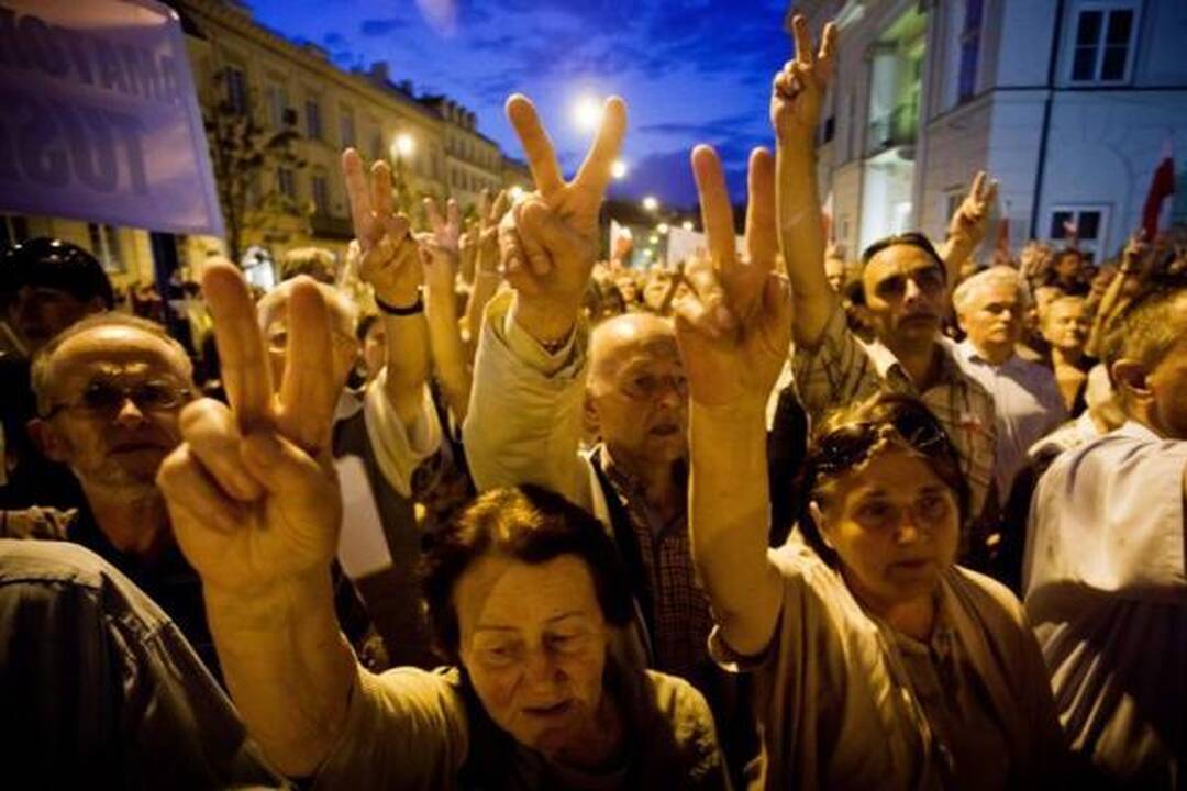 Varšuvoje protestuotojai gynė kryžių žuvusio prezidento atminimui