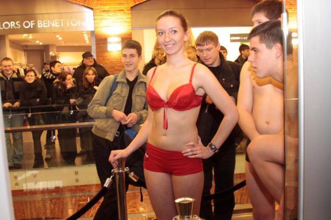 „Akropolyje“ nuogaliai rungėsi dėl nemokamų džinsų