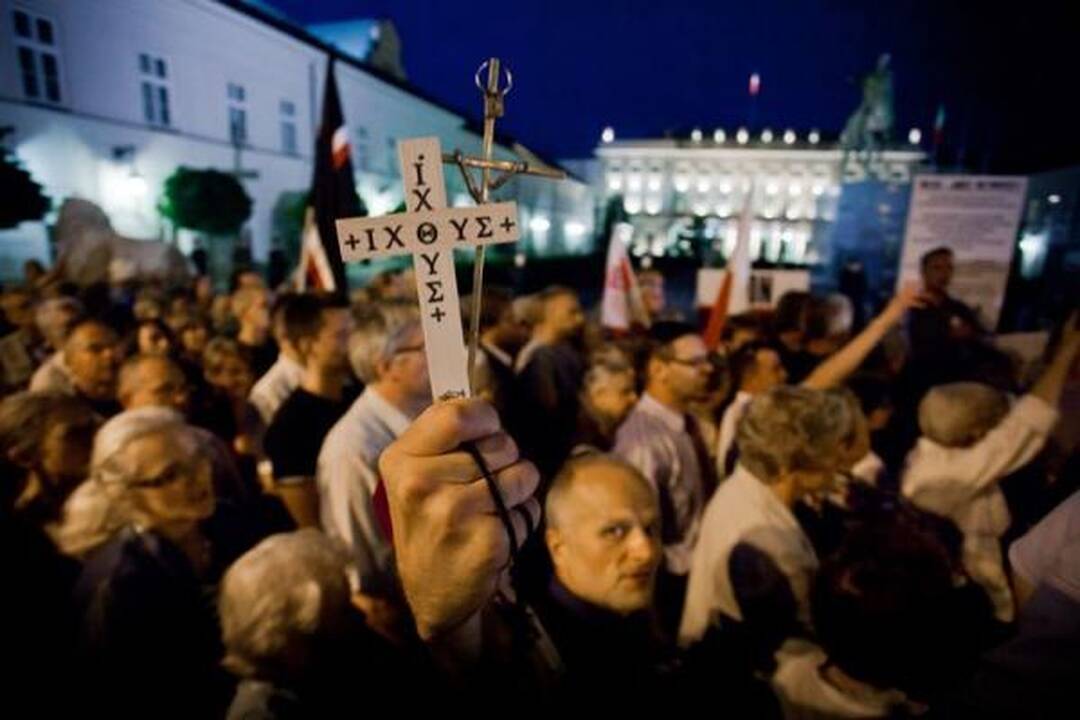 Varšuvoje protestuotojai gynė kryžių žuvusio prezidento atminimui