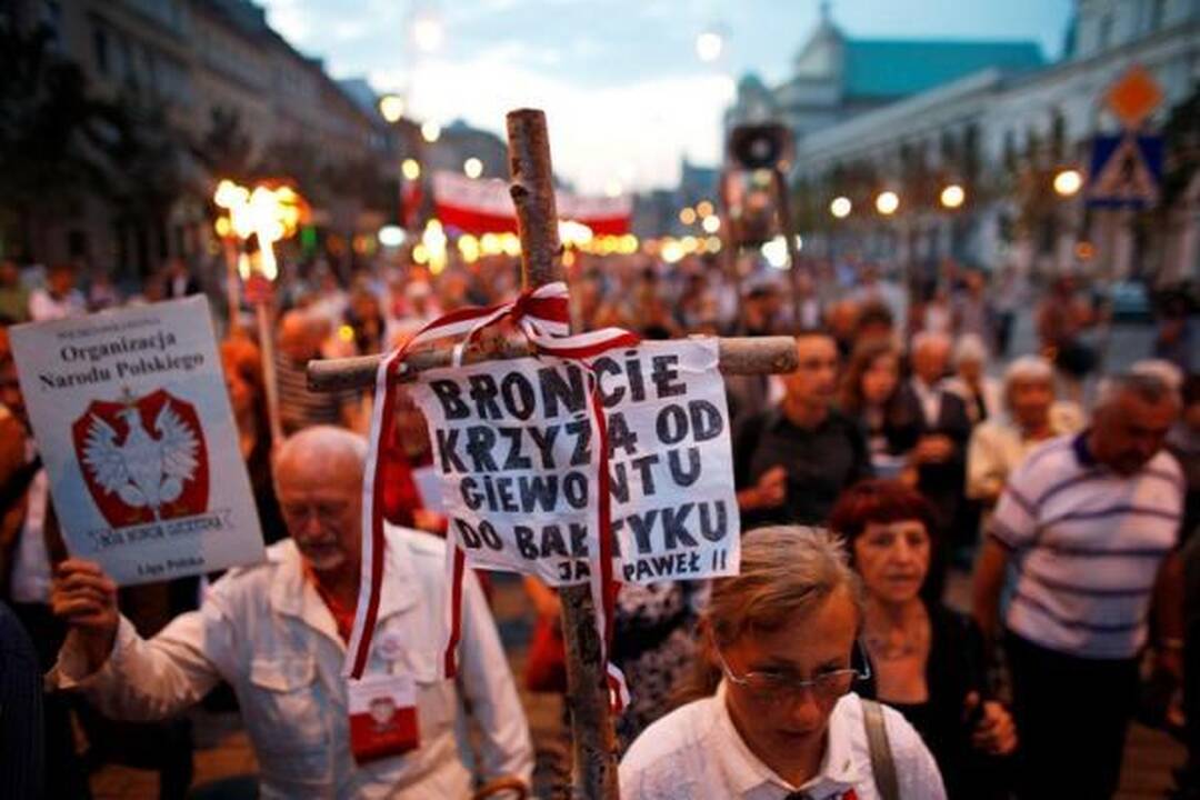 Varšuvoje protestuotojai gynė kryžių žuvusio prezidento atminimui