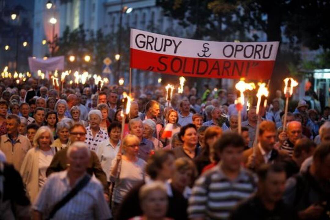 Varšuvoje protestuotojai gynė kryžių žuvusio prezidento atminimui