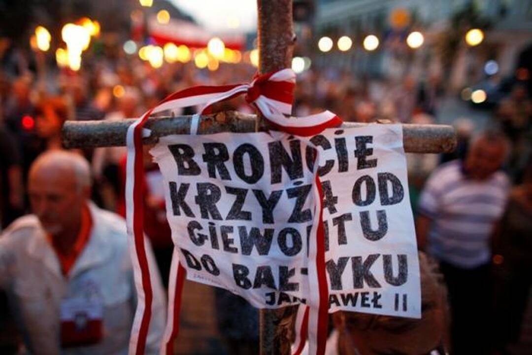 Varšuvoje protestuotojai gynė kryžių žuvusio prezidento atminimui
