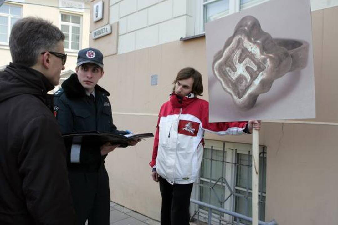 E.Zuroffas: svastikų pateisinimas įžeidžia Holokausto aukas 