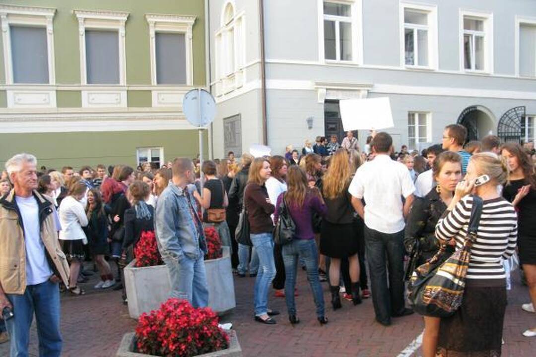 Šokėjos, orkestras ir vėliavos pakėlimas - taip VU sutiko naujus mokslo metus 