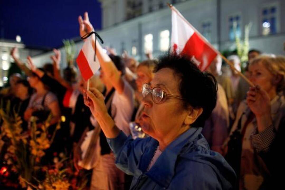 Varšuvoje protestuotojai gynė kryžių žuvusio prezidento atminimui