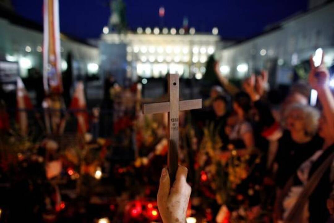 Varšuvoje protestuotojai gynė kryžių žuvusio prezidento atminimui