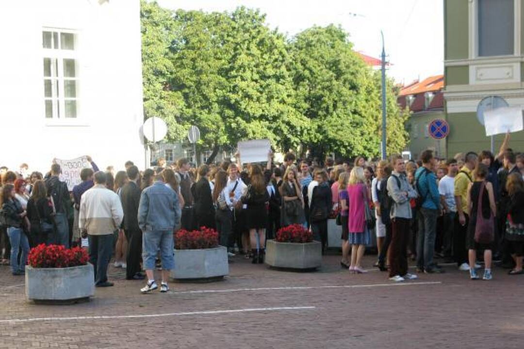 Šokėjos, orkestras ir vėliavos pakėlimas - taip VU sutiko naujus mokslo metus 