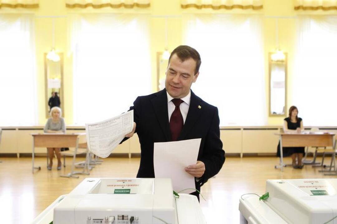 D.Medvedevas su žmona balsavo Maskvos Ramenkų apylinkėje