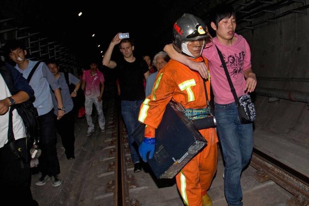 Šanchajuje susidūrus metropoliteno traukiniams sužeista per 40 žmonių