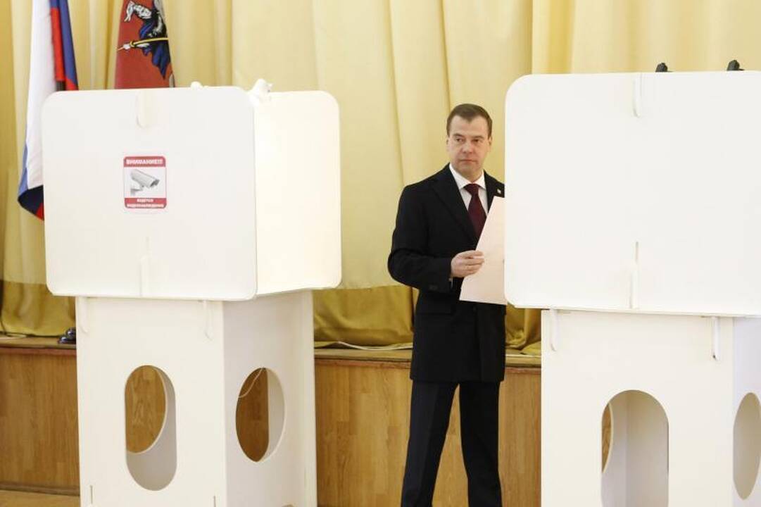 D.Medvedevas su žmona balsavo Maskvos Ramenkų apylinkėje