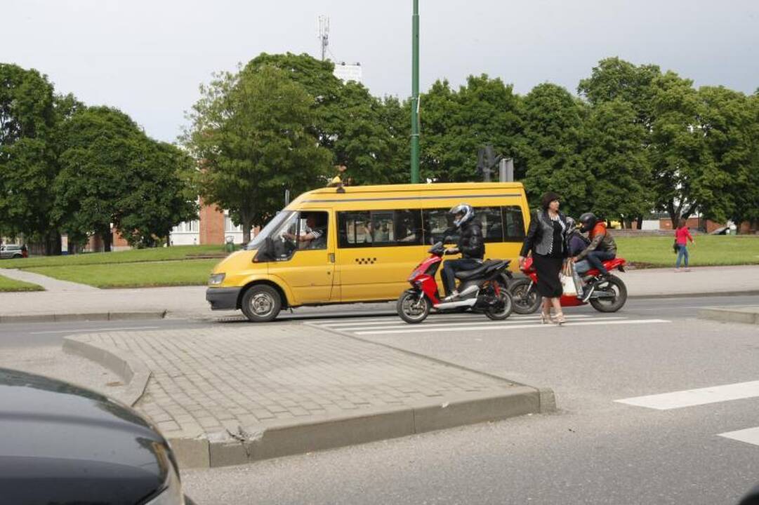 Prieš birbiančius motorolerius – šakėmis