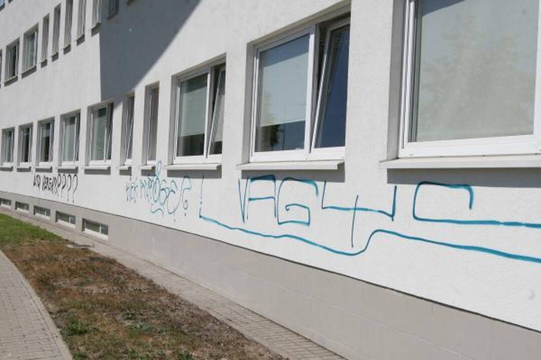 „Sodros“ pastatas išmargintas užrašais „Vagys“, „Kiek privogei?“