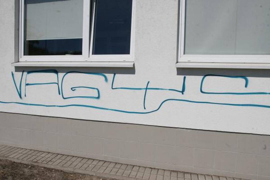 „Sodros“ pastatas išmargintas užrašais „Vagys“, „Kiek privogei?“