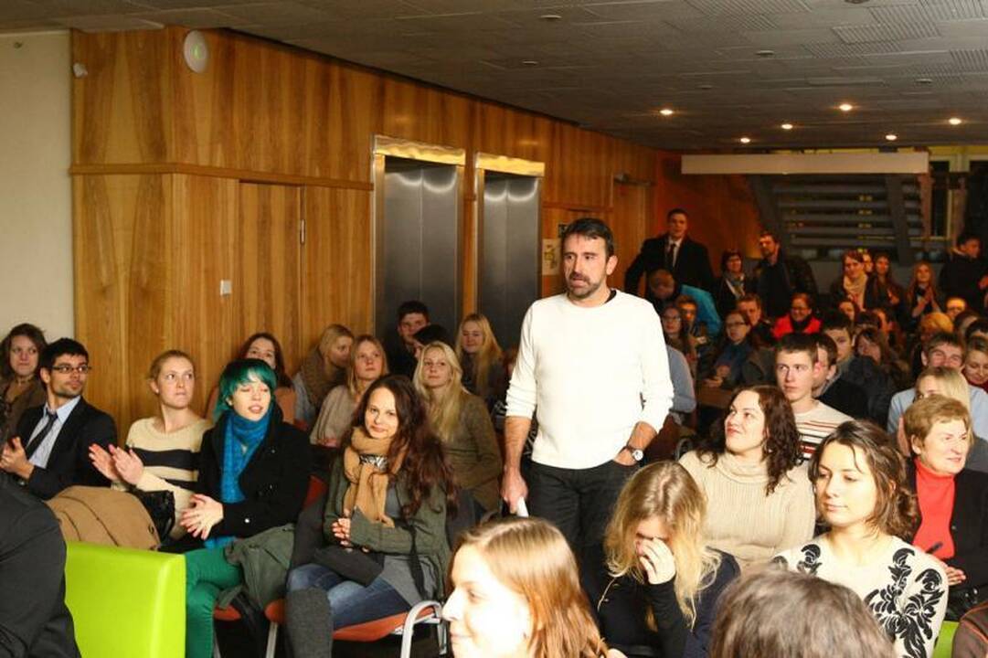 „Žalgirio” treneris studentus mokė Katalonijos šokių