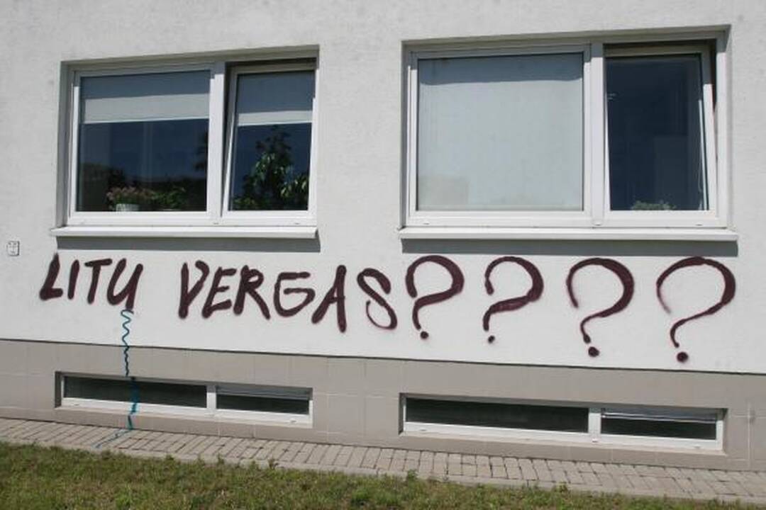 „Sodros“ pastatas išmargintas užrašais „Vagys“, „Kiek privogei?“