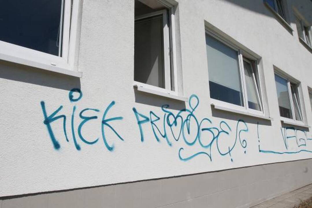 „Sodros“ pastatas išmargintas užrašais „Vagys“, „Kiek privogei?“