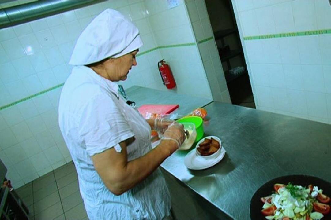 Petrikytės savo viešbutyje pačios sukasi prie puodų 