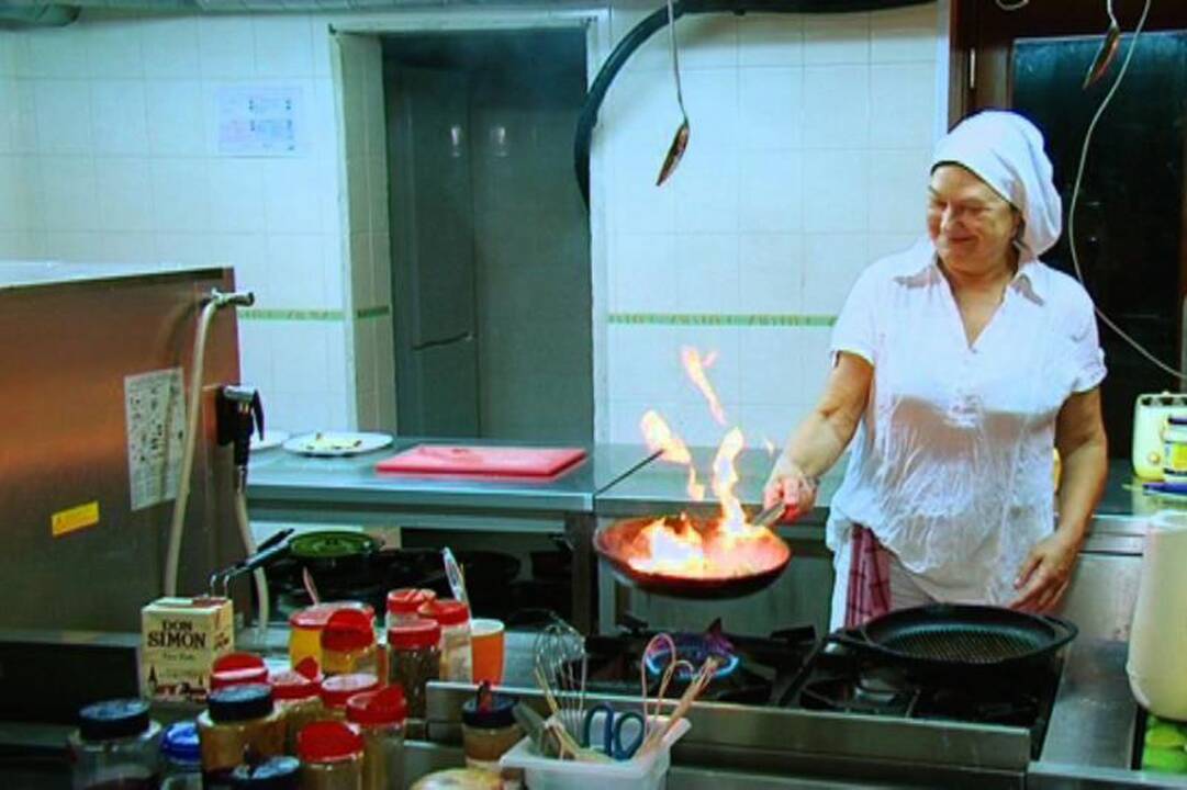 Petrikytės savo viešbutyje pačios sukasi prie puodų 