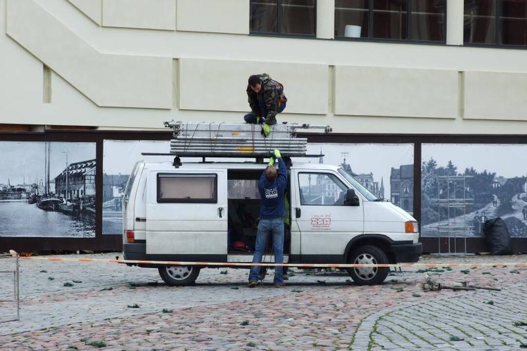 Teatro aikštėje „sužaliavo“ miesto Kalėdų eglė