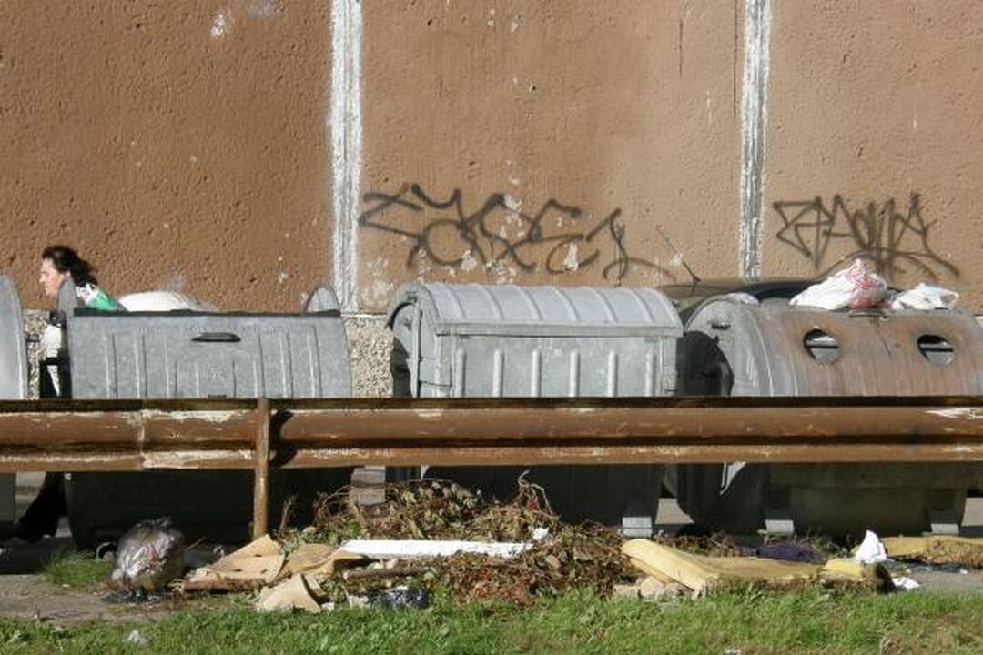 Komunalinės atliekos kaupiamos už konteinerių