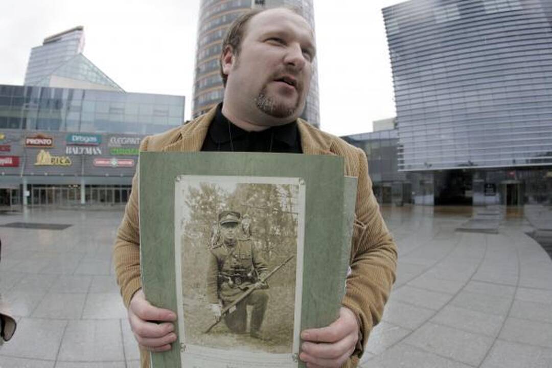 Vilniuje vėl protestuota prieš karo veteranų eitynes (papildyta)