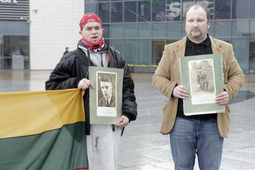 Vilniuje vėl protestuota prieš karo veteranų eitynes (papildyta)