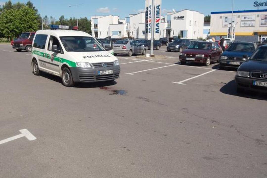 Prie Karoliniškių „Maximos“ peiliu į kaklą sužalotas vyras (papildyta)