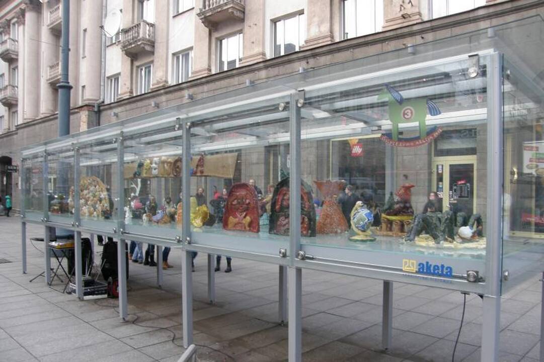 Vaikų namų globotiniai atidarė savo dirbinių parodą miesto centre