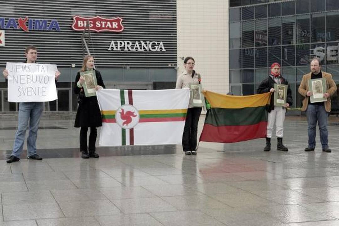 Vilniuje vėl protestuota prieš karo veteranų eitynes (papildyta)