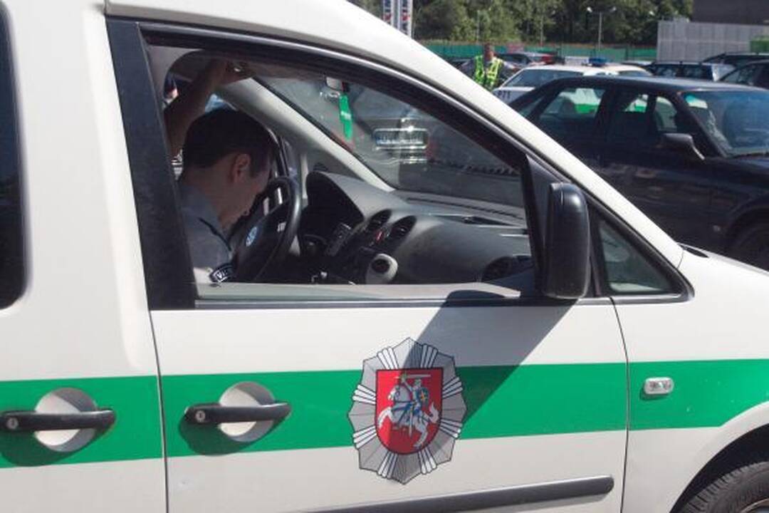 Prie Karoliniškių „Maximos“ peiliu į kaklą sužalotas vyras (papildyta)