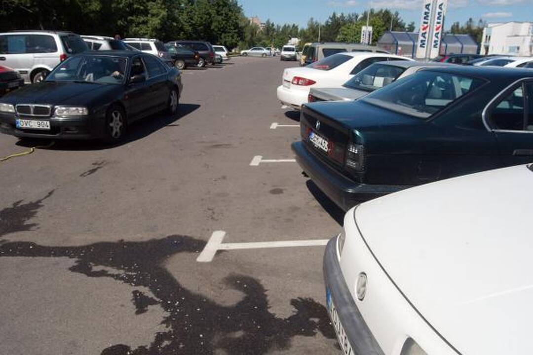Prie Karoliniškių „Maximos“ peiliu į kaklą sužalotas vyras (papildyta)