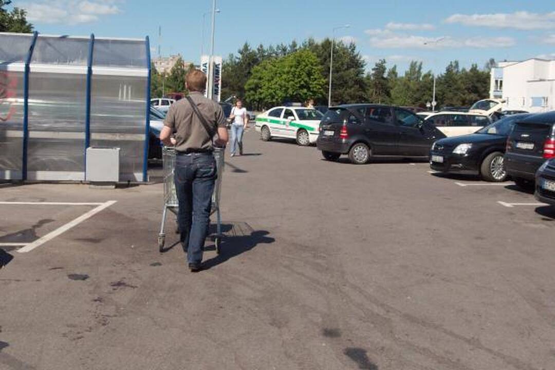 Prie Karoliniškių „Maximos“ peiliu į kaklą sužalotas vyras (papildyta)