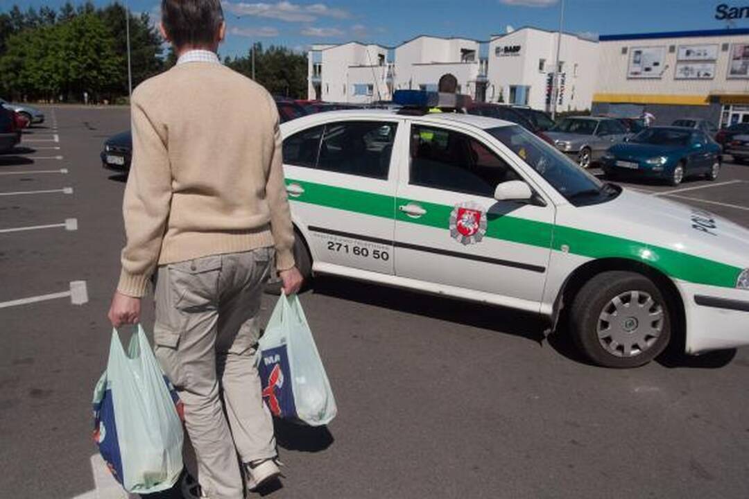 Prie Karoliniškių „Maximos“ peiliu į kaklą sužalotas vyras (papildyta)