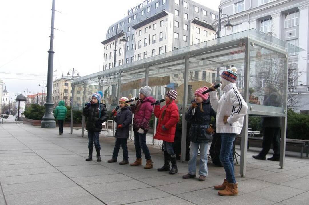 Vaikų namų globotiniai atidarė savo dirbinių parodą miesto centre
