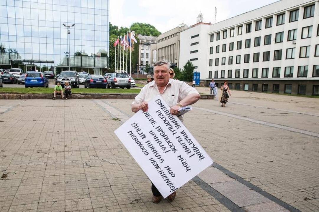 Vienybės aikštėje mitinguotojai smerkė pedofilų gynėjus