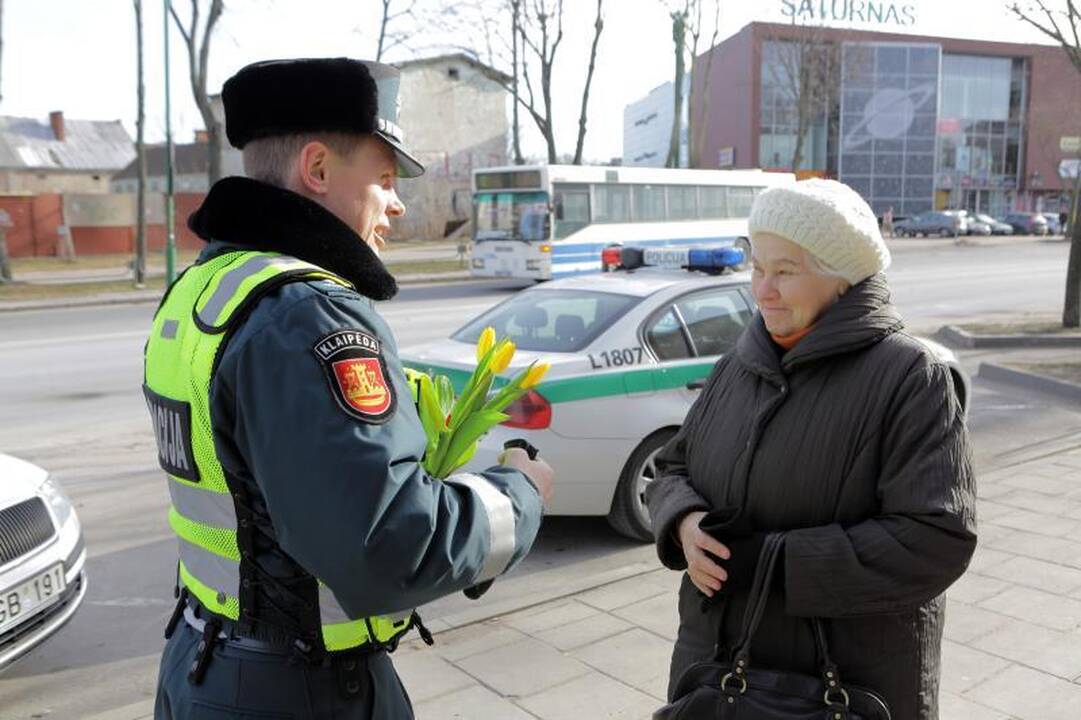 Klaipėdos moterims - gėlės iš pareigūnų 
