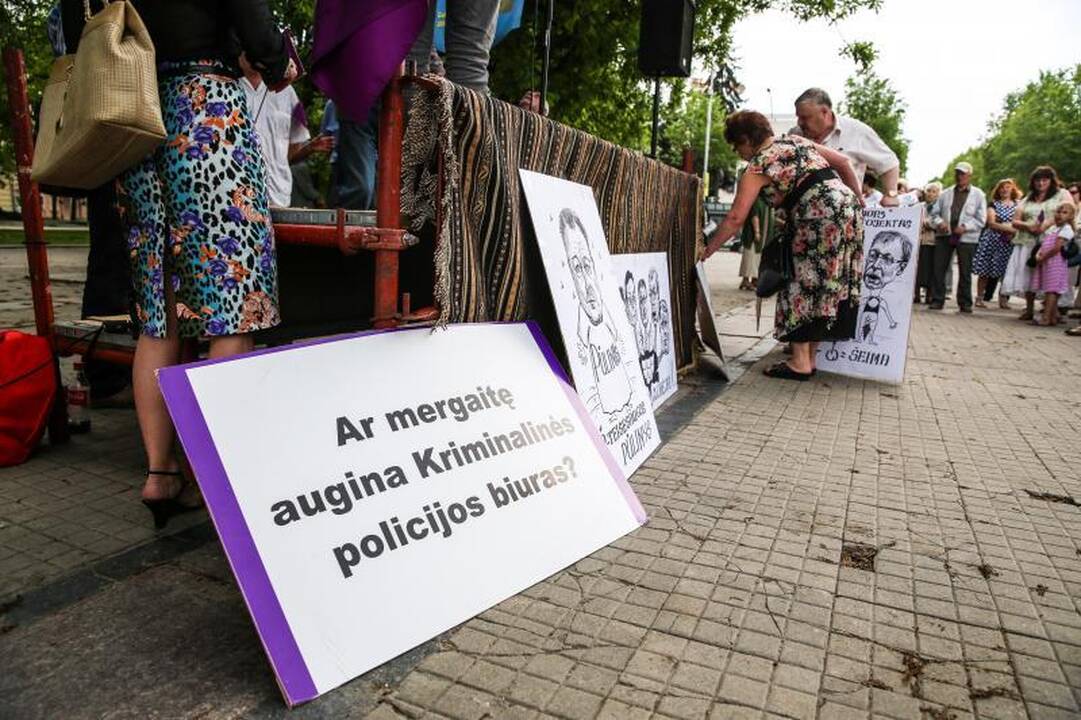 Vienybės aikštėje mitinguotojai smerkė pedofilų gynėjus