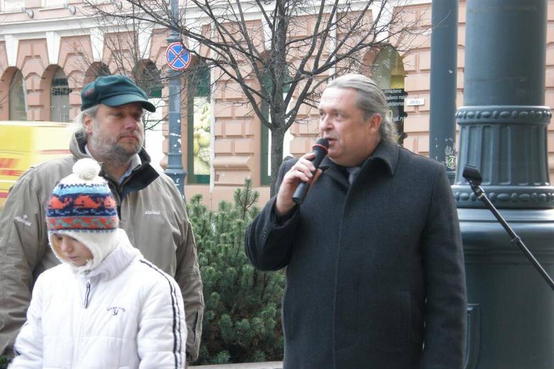 Vaikų namų globotiniai atidarė savo dirbinių parodą miesto centre