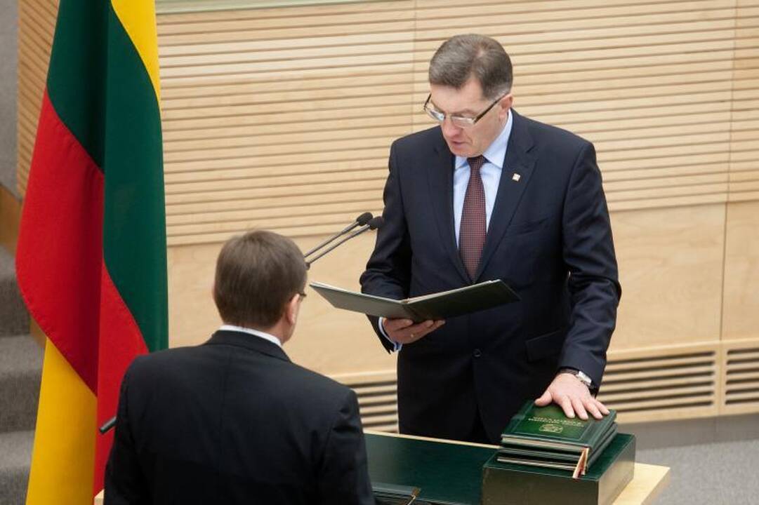 Šešioliktoji Vyriausybė pradeda darbą   