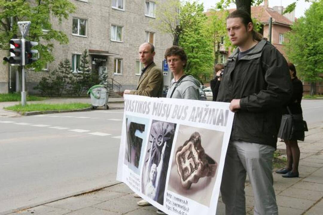 Lietuviškos svastikos – priešais uostamiesčio komisariatą