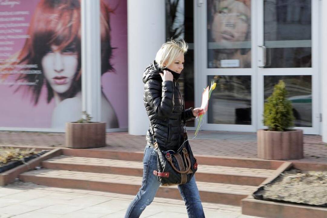 Klaipėdos moterims - gėlės iš pareigūnų 