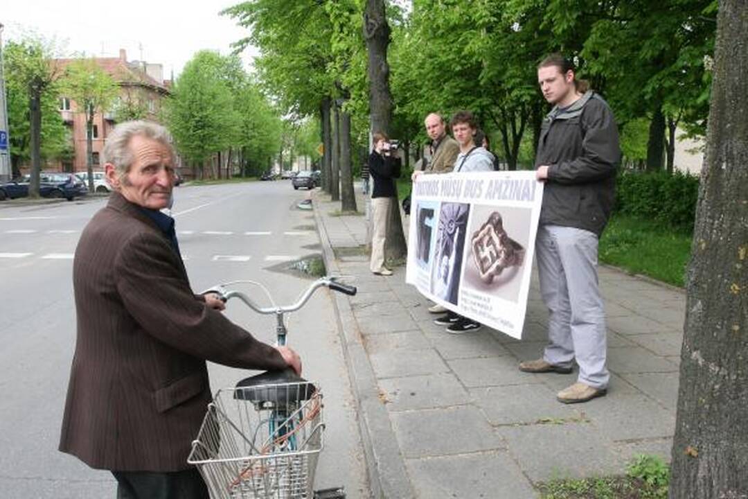 Lietuviškos svastikos – priešais uostamiesčio komisariatą