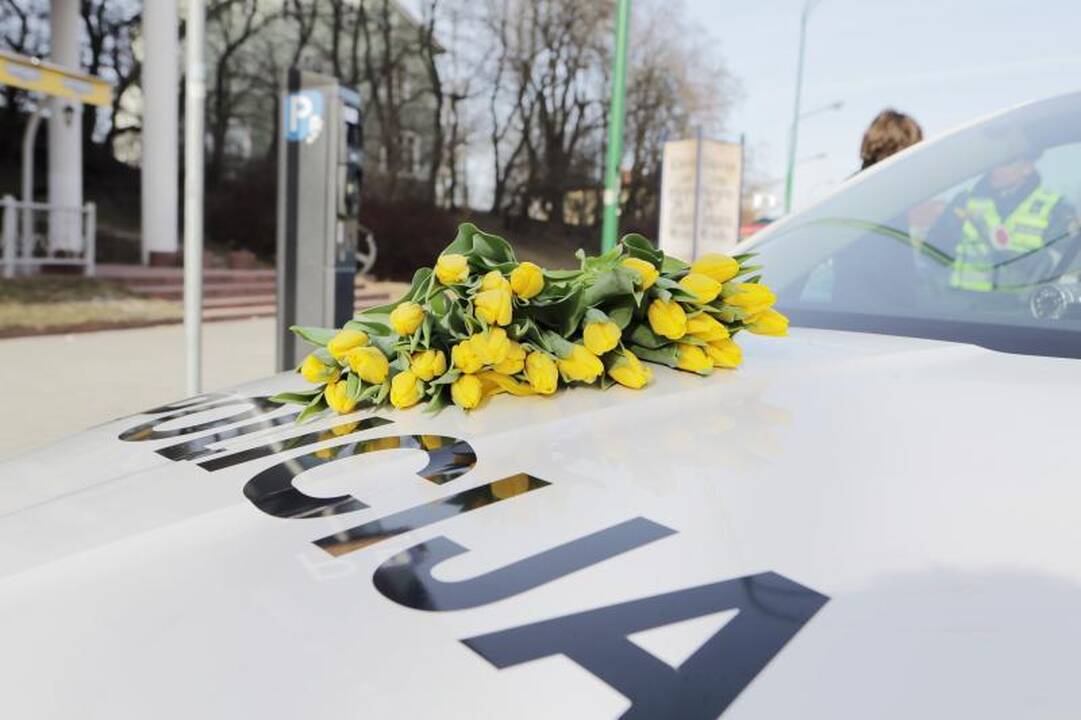 Klaipėdos moterims - gėlės iš pareigūnų 