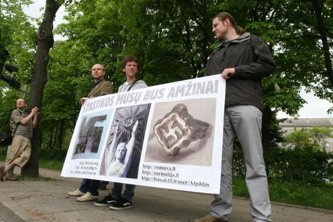 Lietuviškos svastikos – priešais uostamiesčio komisariatą