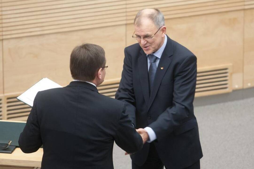 Šešioliktoji Vyriausybė pradeda darbą   