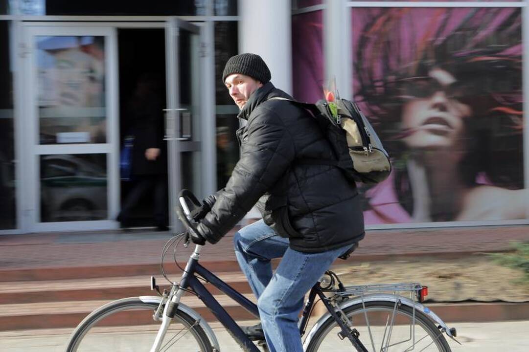 Klaipėdos moterims - gėlės iš pareigūnų 