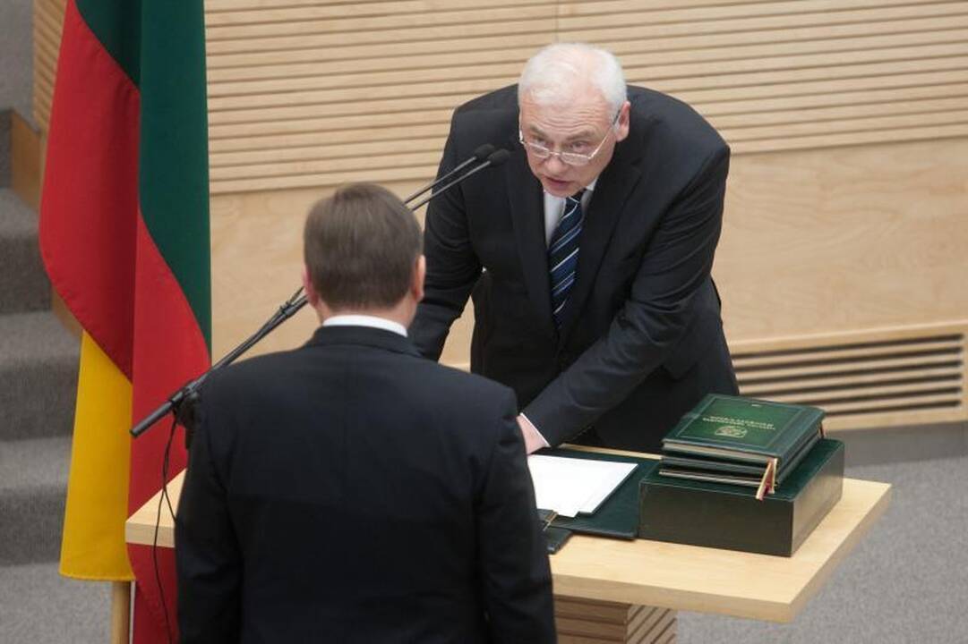 Šešioliktoji Vyriausybė pradeda darbą   
