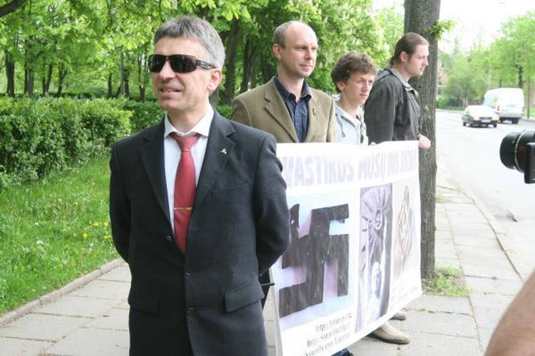 Lietuviškos svastikos – priešais uostamiesčio komisariatą